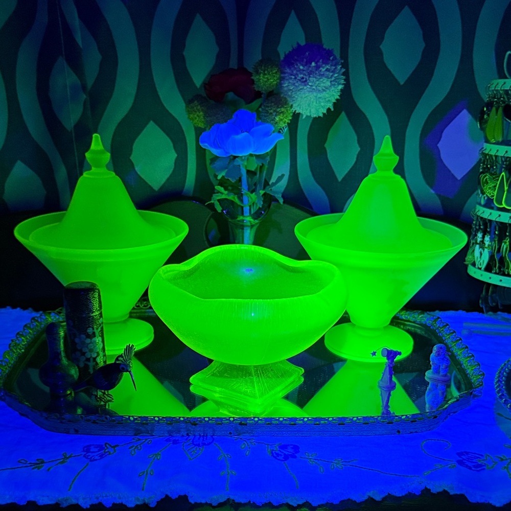 Elegant Green and Gold Glass Accent Set